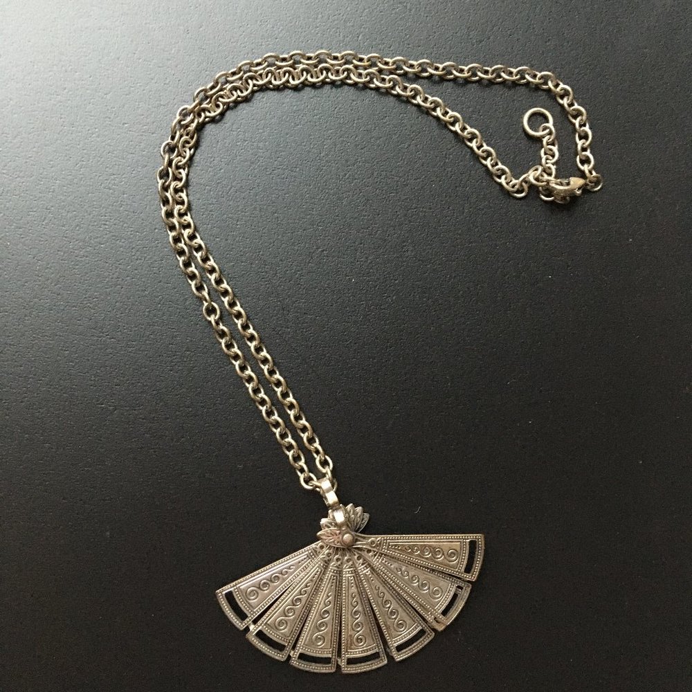 Silvertone Fan Necklace